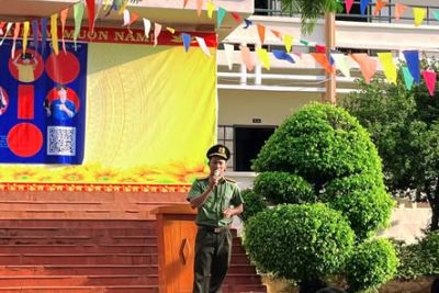 Chương trình sinh hoạt dưới cờ “Chiến dịch “Không một mình – Cùng nhau an toàn trực tuyến”