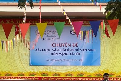 sinh hoạt dưới cờ với chủ đề “Xây dựng văn hóa ứng xử thông minh trên môi trường mạng”.