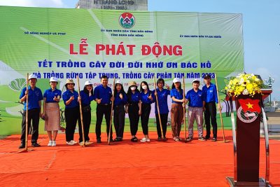 Đoàn viên – thanh niên trường THPT Gia Nghĩa tham gia tết trồng cây kỷ niệm 133 năm ngày sinh Chủ tịch Hồ Chí Minh.