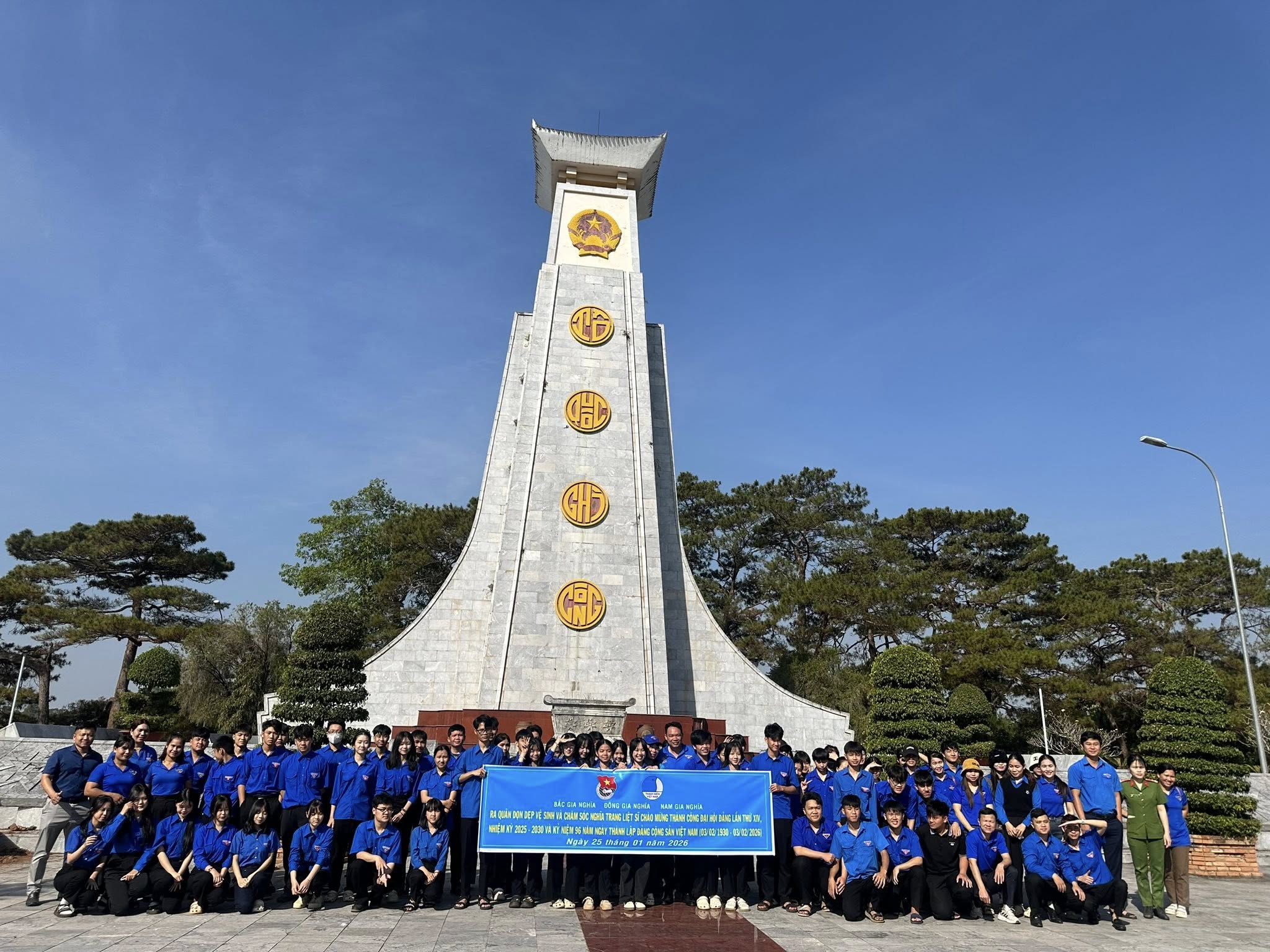 Đoàn viên – Thanh niên ra quân “Ngày chủ nhật xanh” Đoàn viên – Thanh niên ra quân “Ngày chủ nhật xanh”