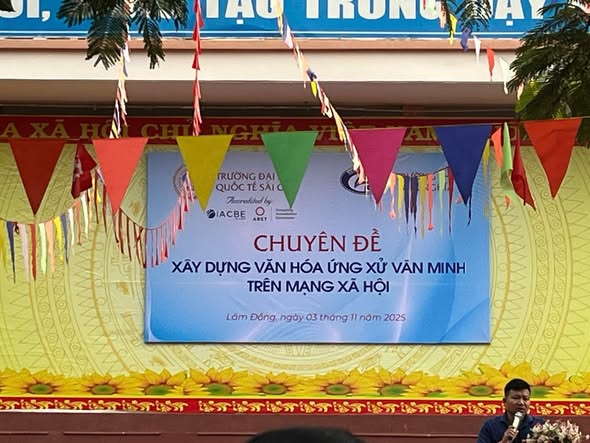 sinh hoạt dưới cờ với chủ đề “Xây dựng văn hóa ứng xử thông minh trên môi trường mạng”.