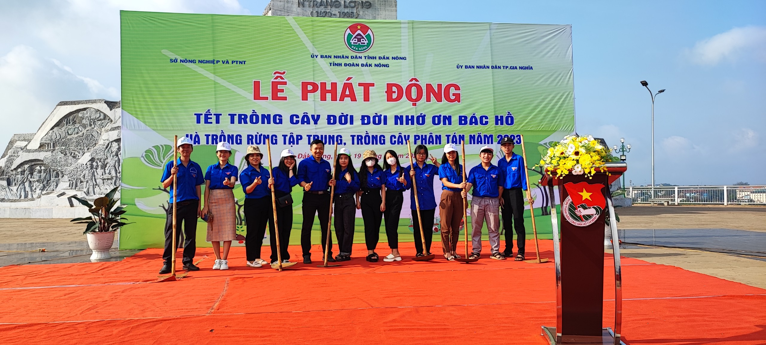 Đoàn viên – thanh niên trường THPT Gia Nghĩa tham gia tết trồng cây kỷ niệm 133 năm ngày sinh Chủ tịch Hồ Chí Minh.